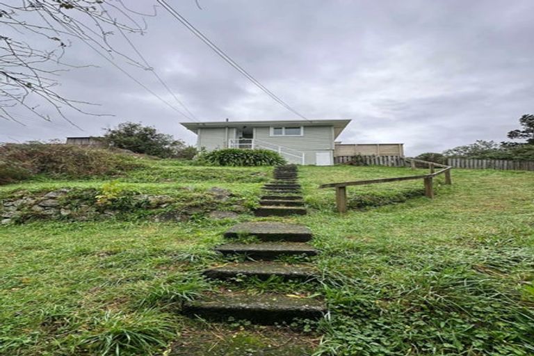 Photo of property in 52 Ruskin Road, Newlands, Wellington, 6037