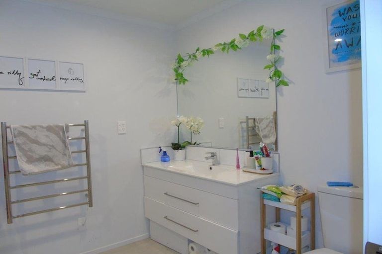 Photo of property in 19/9 Surrey Street, Tawa, Wellington, 5028