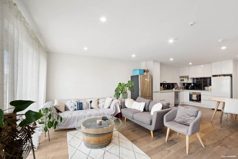 Photo of property in 18 Peony Mews, Oteha, Auckland, 0632