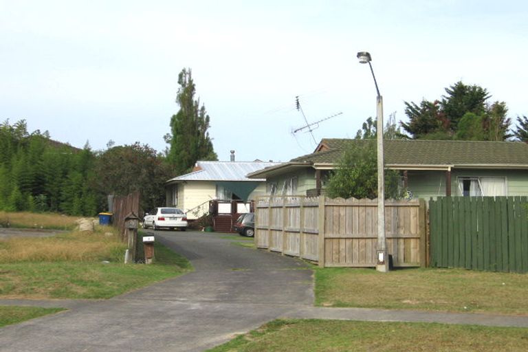 Photo of property in 1/3 Buisson Glade, West Harbour, Auckland, 0618