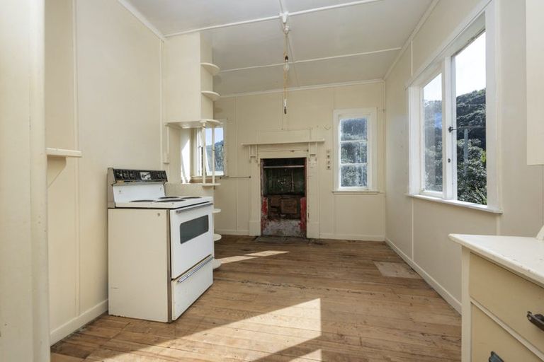 Photo of property in 118 Garden Road, Piha, New Lynn, 0772