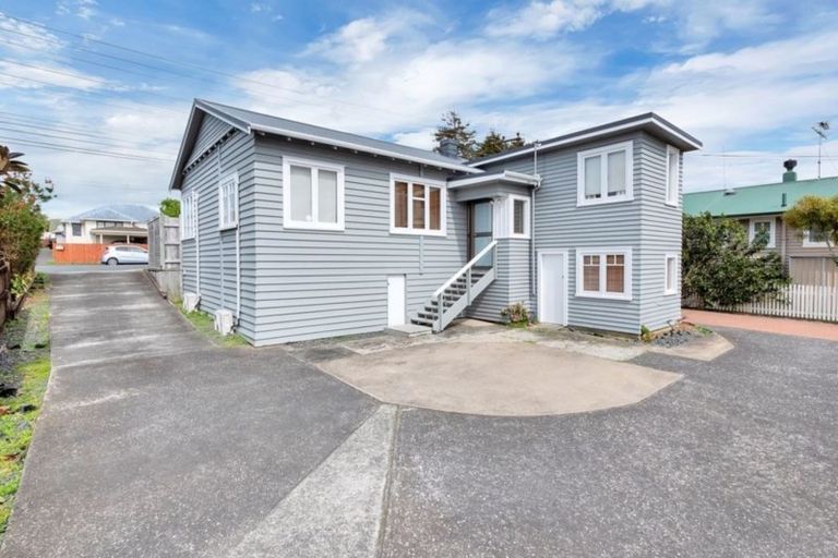 Photo of property in 2/61 Shakespeare Road, Milford, Auckland, 0620