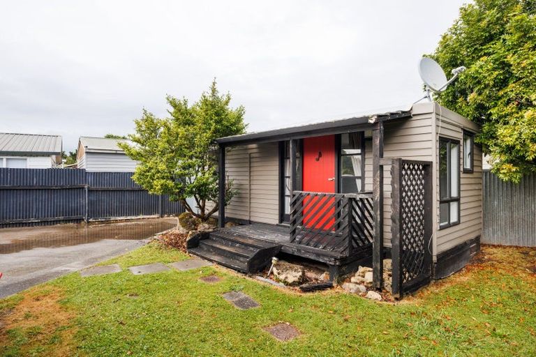 Photo of property in 2 Pukatea Place, Milson, Palmerston North, 4414