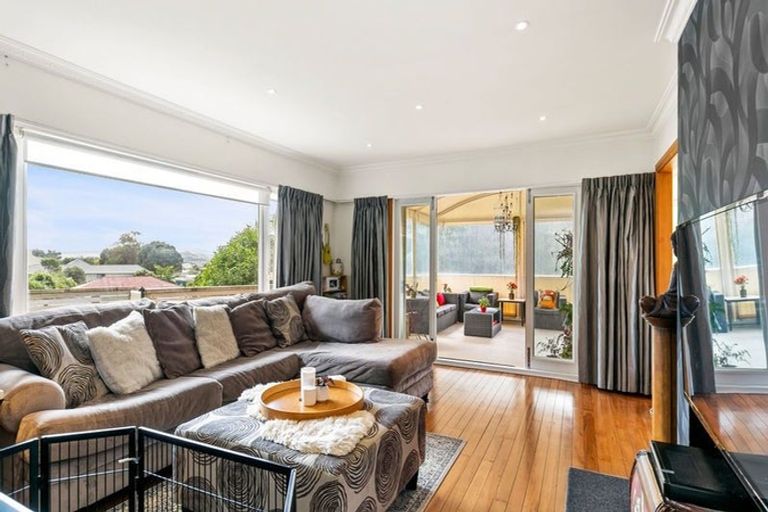 Photo of property in 327 Main Road, Tawa, Wellington, 5028