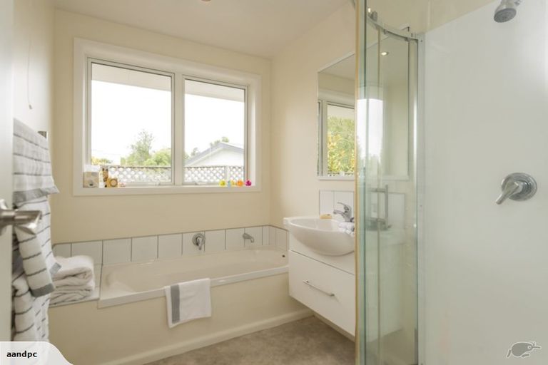 Photo of property in 2/14a Garreg Road, Fendalton, Christchurch, 8052