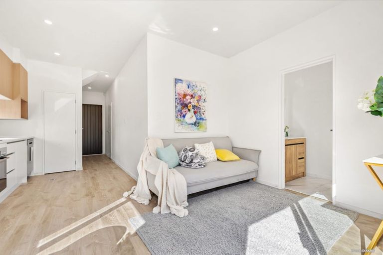 Photo of property in 4e Unsworth Drive, Unsworth Heights, Auckland, 0632