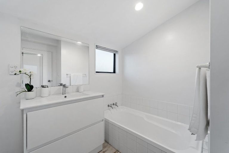 Photo of property in 2 Whitbourne Heights, Manurewa, Auckland, 2105