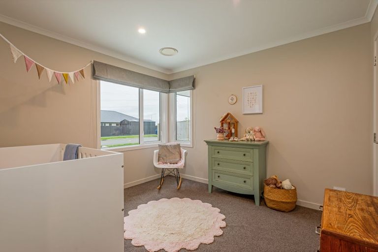 Photo of property in 26 Atlantic Drive, Fitzherbert, Palmerston North, 4410