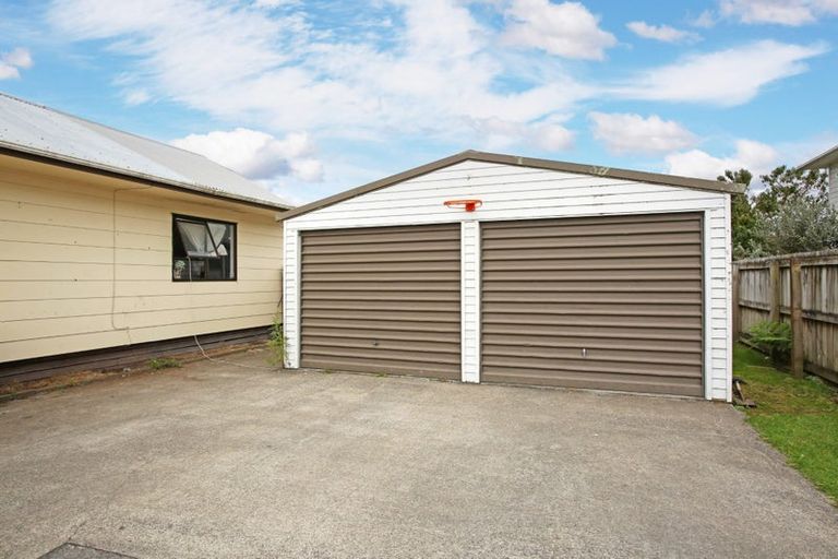 Photo of property in 17 Pukeroa Place, Papakura, 2110