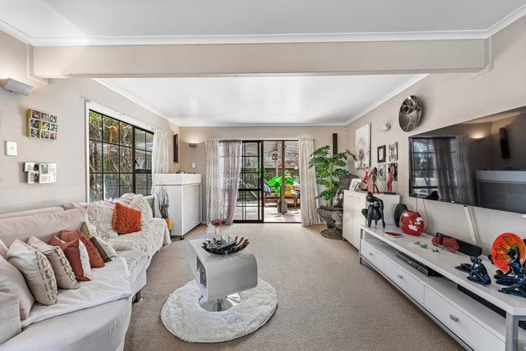 Photo of property in 20 Fitzherbert Avenue, West Harbour, Auckland, 0618