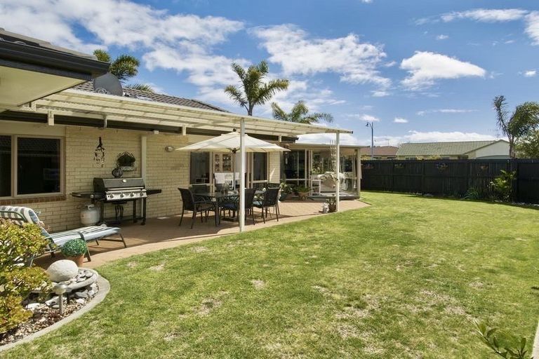 Photo of property in 1 Mcleod Place, Papamoa Beach, Papamoa, 3118