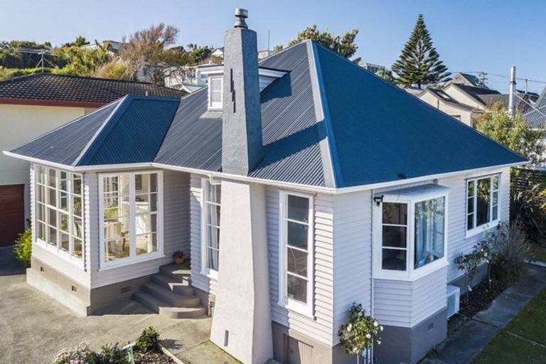 Photo of property in 8a Bay Drive, Titahi Bay, Porirua, 5022