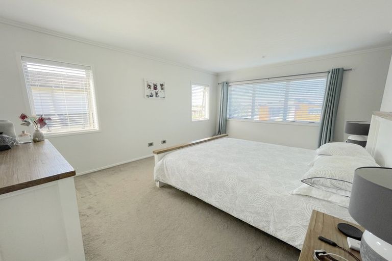 Photo of property in 17 Caldera Drive, Long Bay, Auckland, 0630