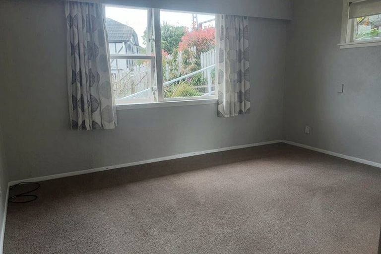 Photo of property in 32 Castle Crescent, Stokes Valley, Lower Hutt, 5019