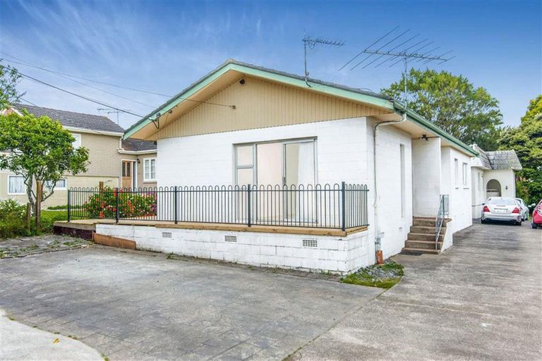 Photo of property in 1/3 Exmouth Road, Northcote, Auckland, 0627