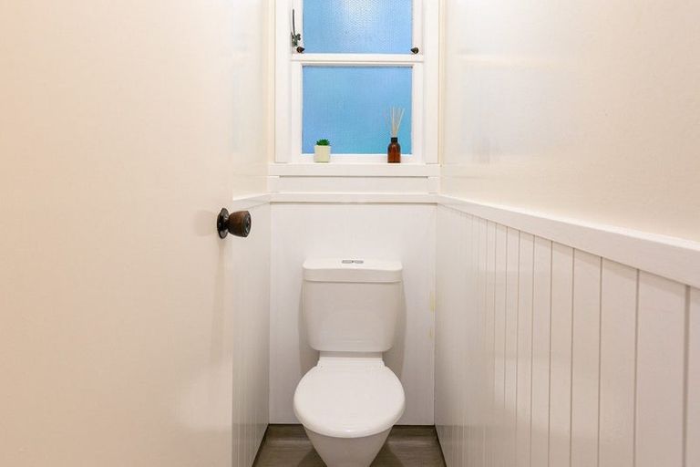 Photo of property in 23 Governor Road, Northland, Wellington, 6012