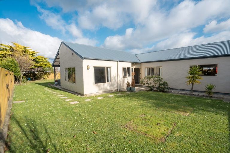 Photo of property in 10 Fernlea Avenue, Kelvin Grove, Palmerston North, 4414