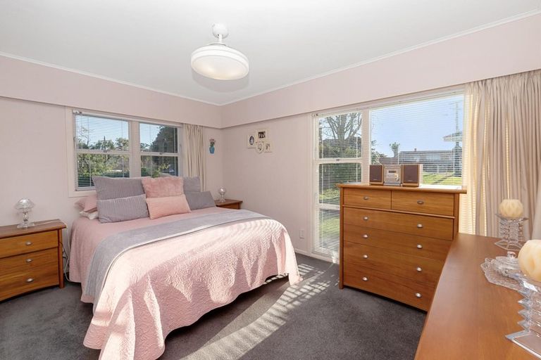Photo of property in 6 Fowey Avenue, Te Atatu South, Auckland, 0610
