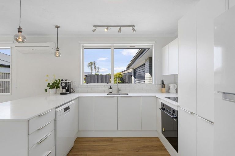 Photo of property in 83a Wilsons Road, Saint Martins, Christchurch, 8022