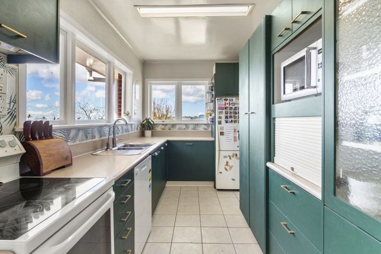 Photo of property in 12 Fairlea Road, Te Atatu South, Auckland, 0610