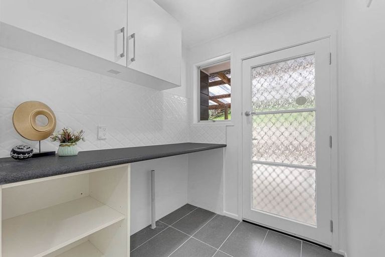 Photo of property in 25 Finn Place, Totara Vale, Auckland, 0629