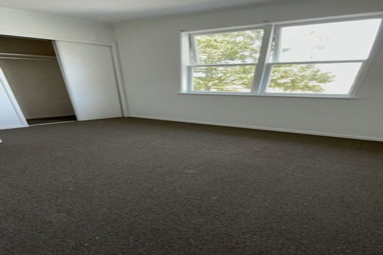 Photo of property in 372 Glenfield Road, Glenfield, Auckland, 0629