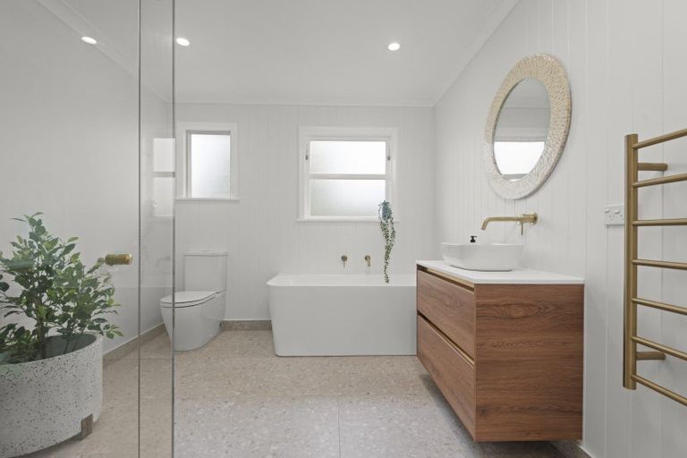 Photo of property in 11 Athlone Place, Hokowhitu, Palmerston North, 4410