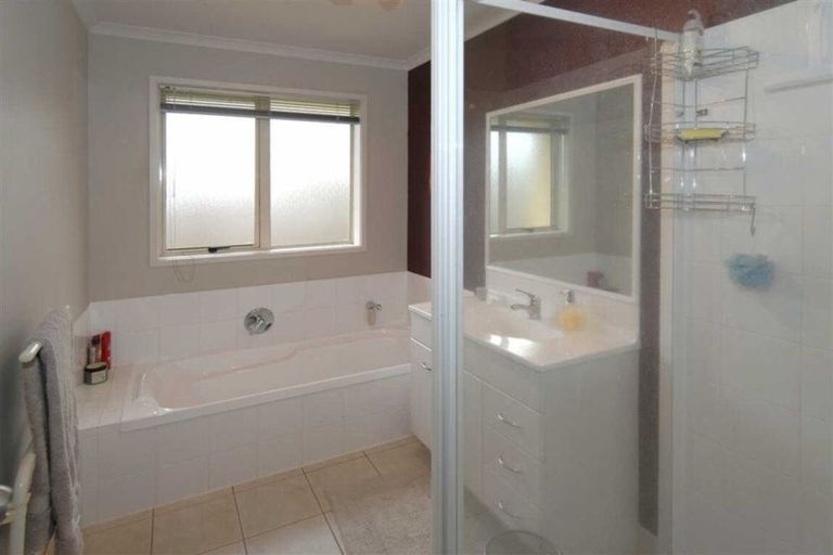 Photo of property in 16 Malbec Place, Rototuna, Hamilton, 3210