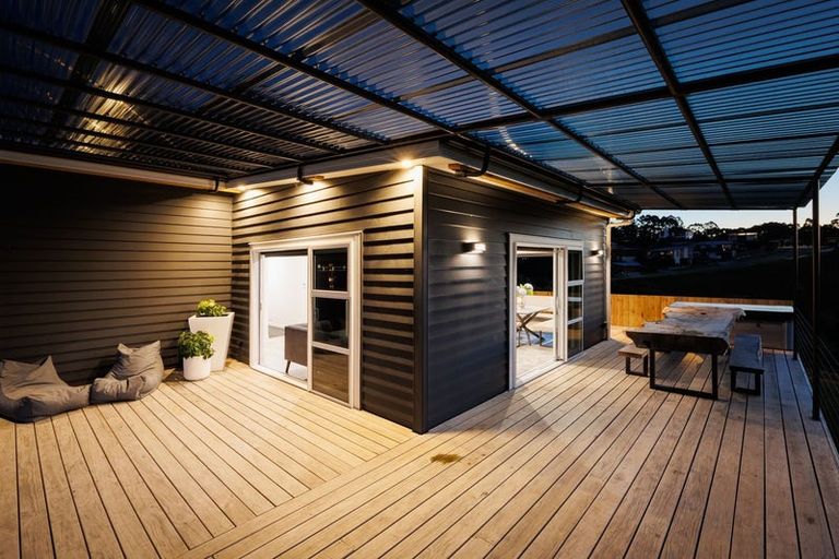 Photo of property in 37 Vaucluse Heights, Fitzherbert, Palmerston North, 4410