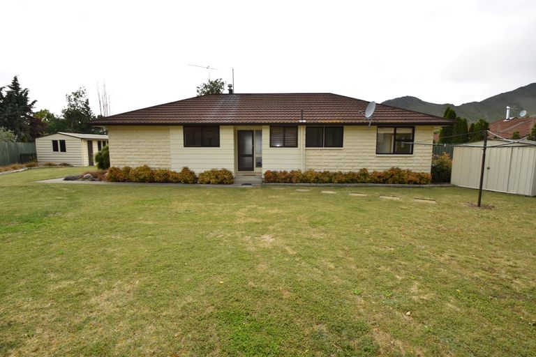 Photo of property in 11 Saint Cuthbert Place, Omarama, 9412