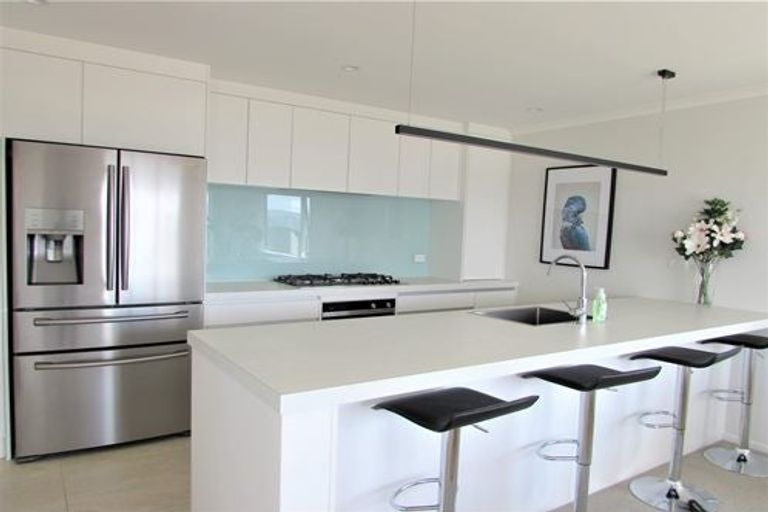 Photo of property in 10 Cromwell Point, Newlands, Wellington, 6037