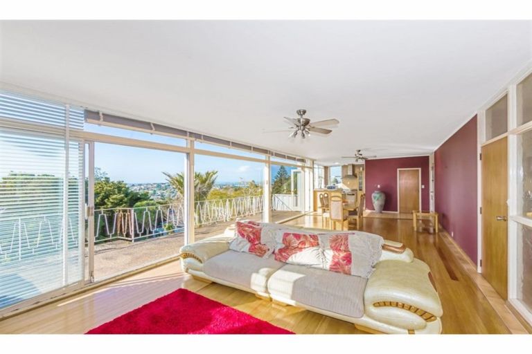 Photo of property in 181 Glenfield Road, Hillcrest, Auckland, 0627