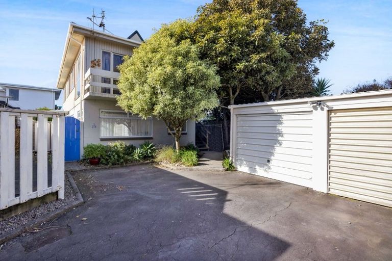 Photo of property in 2/30 Hamblyn Street, Strandon, New Plymouth, 4312