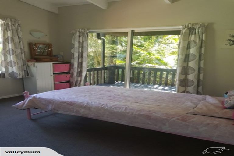 Photo of property in 16 Napuka Road, Henderson Valley, Auckland, 0612