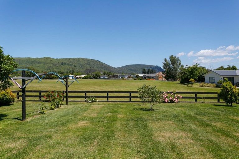 Photo of property in 19 Montgomery Crescent, Kinloch, Taupo, 3377