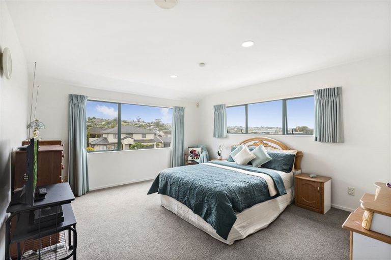 Photo of property in 1/8 Carrigans Close, Pinehill, Auckland, 0632