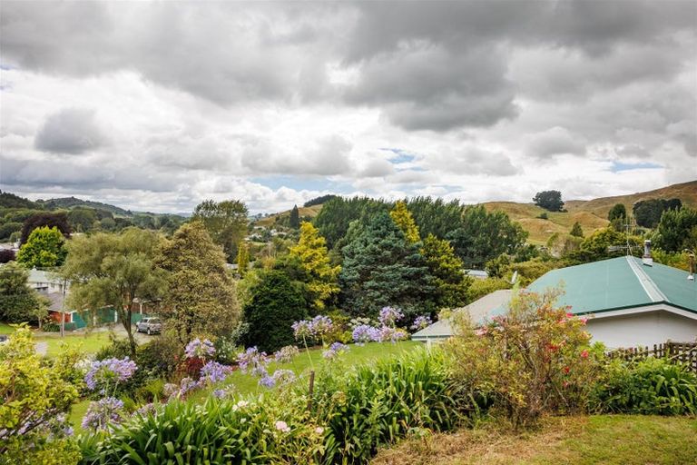 Photo of property in 7 Feltham Street, Hunterville, 4730