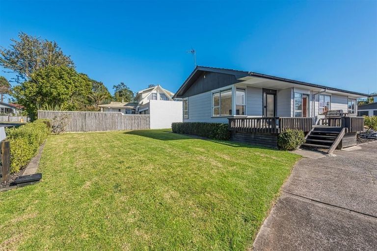 Photo of property in 4 Pipitea Place, Massey, Auckland, 0614