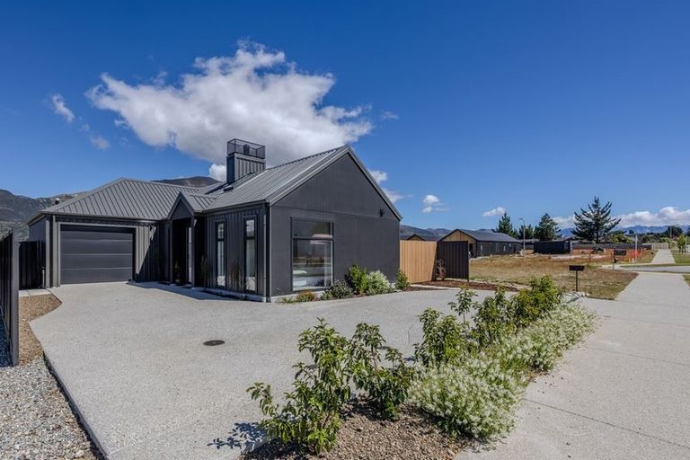Photo of property in 8 Longview Drive, Lake Hawea, 9382