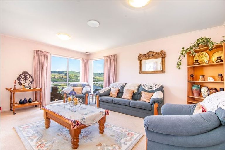 Photo of property in 20 Ordley Grove, Tawa, Wellington, 5028