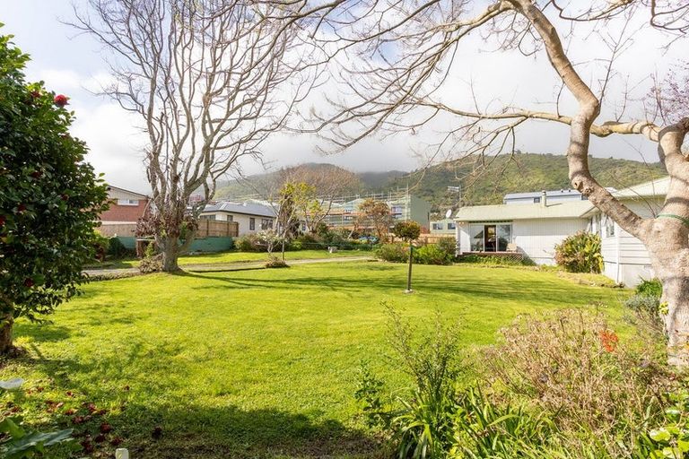Photo of property in 18 Utauta Street, Waikanae, 5036