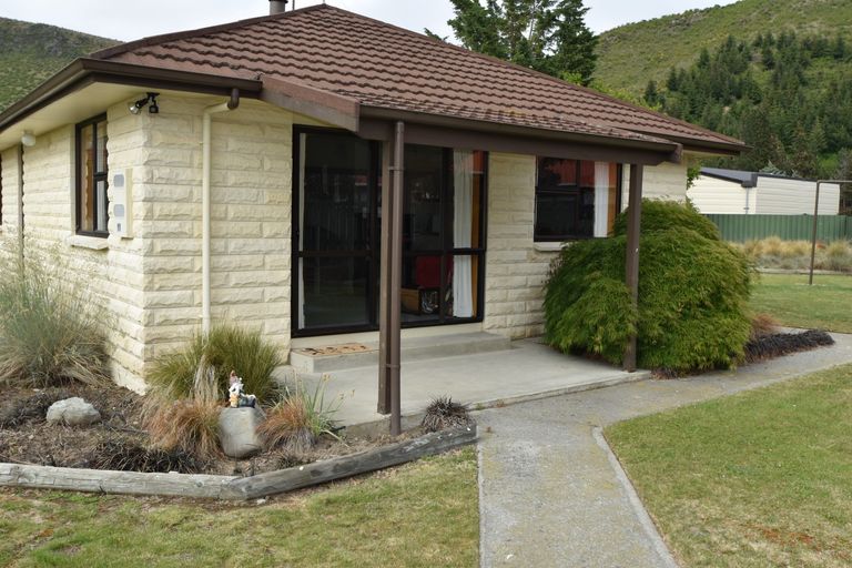 Photo of property in 11 Saint Cuthbert Place, Omarama, 9412