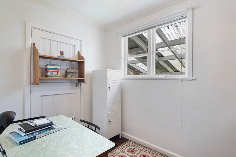 Photo of property in 2 Serwayne Place, Sunnyvale, Auckland, 0612