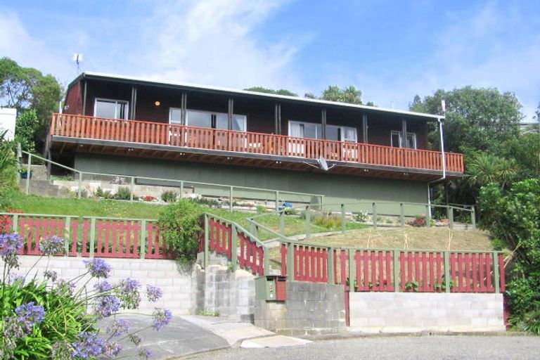 Photo of property in 3 Sandhurst Way, Crofton Downs, Wellington, 6035