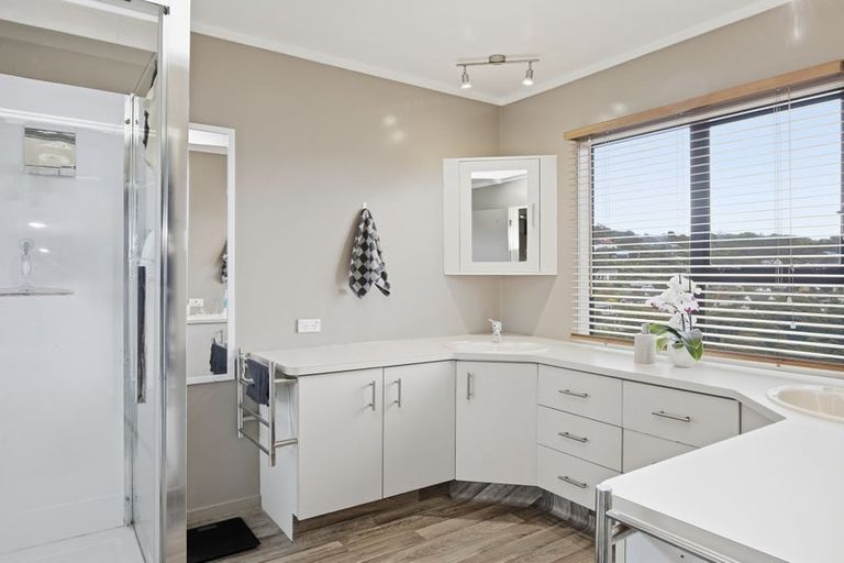 Photo of property in 2/18 Sailmaker Close, Whitby, Porirua, 5024