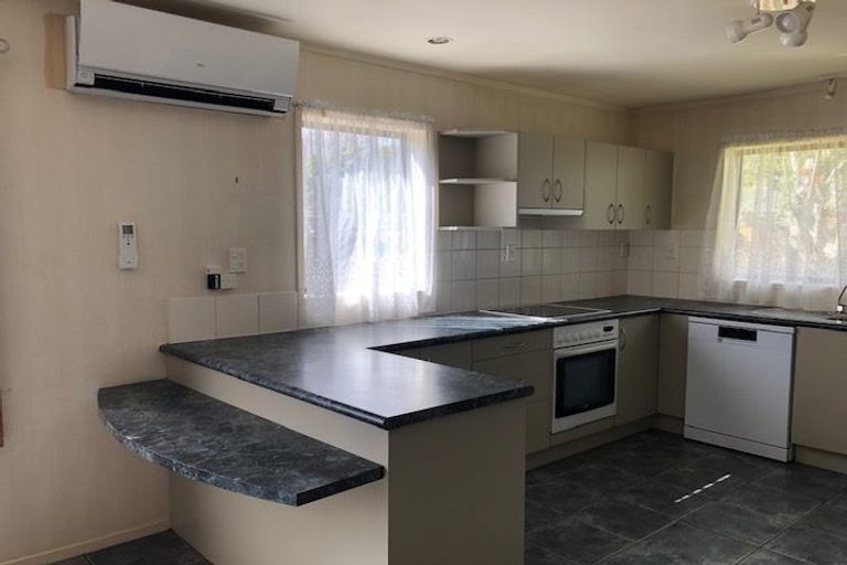 Photo of property in 8 Donzella Place, Conifer Grove, Takanini, 2112