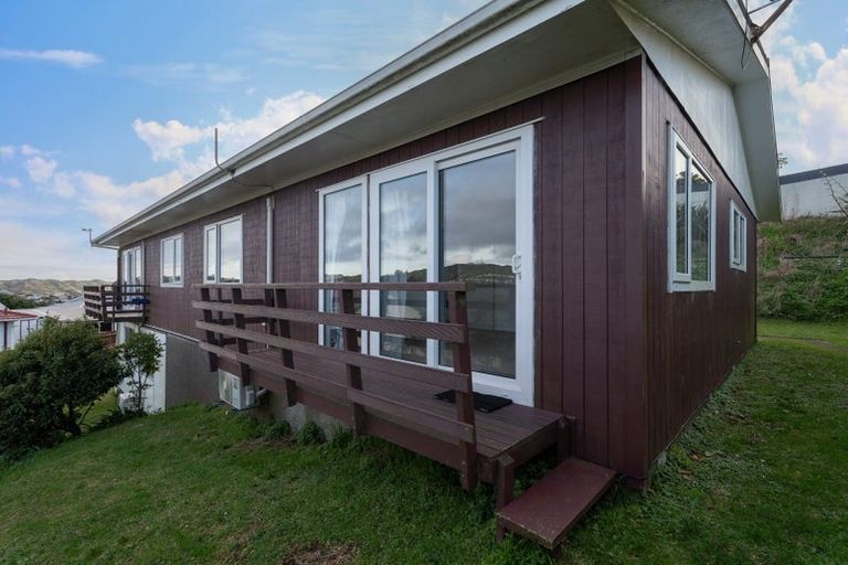 Photo of property in 9 Chetwode Grove, Newlands, Wellington, 6037