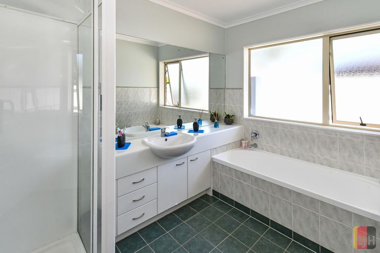 Photo of property in 1 Gairloch Place, Wattle Downs, Auckland, 2103