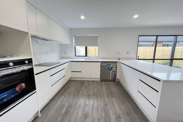 Photo of property in 116a Cascades Road, Pakuranga Heights, Auckland, 2010