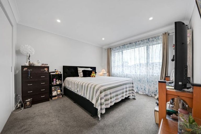 Photo of property in 70 Paretaiuru Crescent, Papakura, 2110